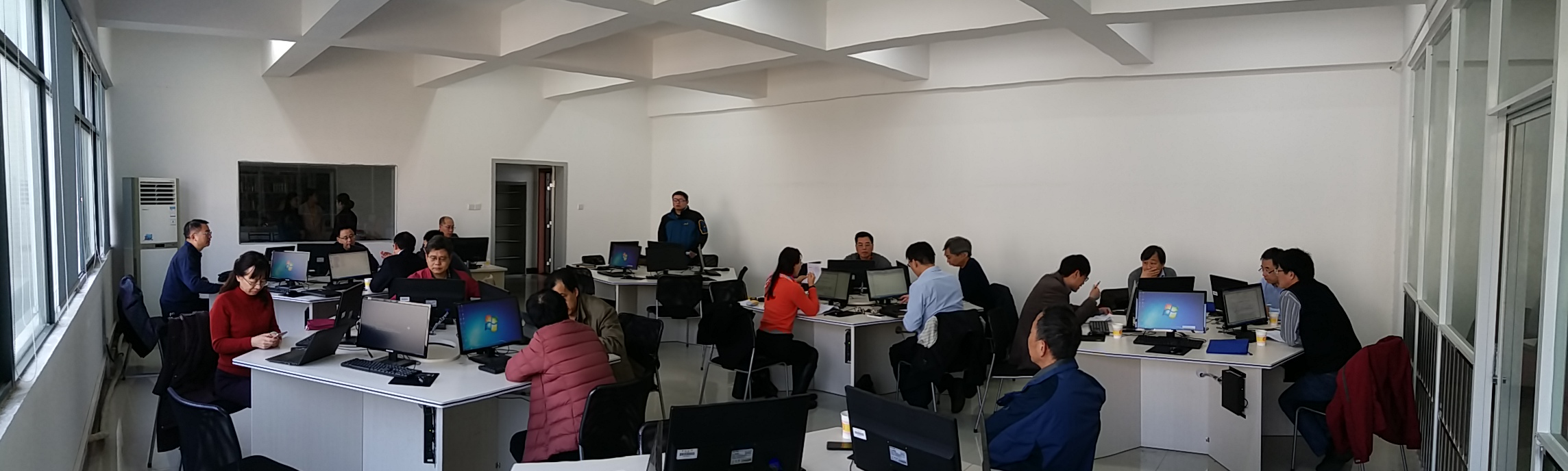 评审委员会正在进行评审工作